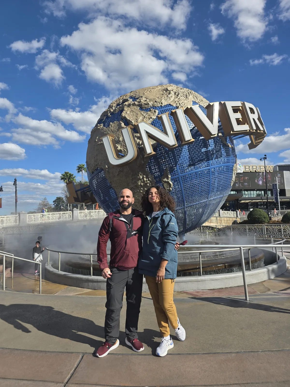 Renzo y Meryam en Universal Studios, Orlando — febrero 2026
