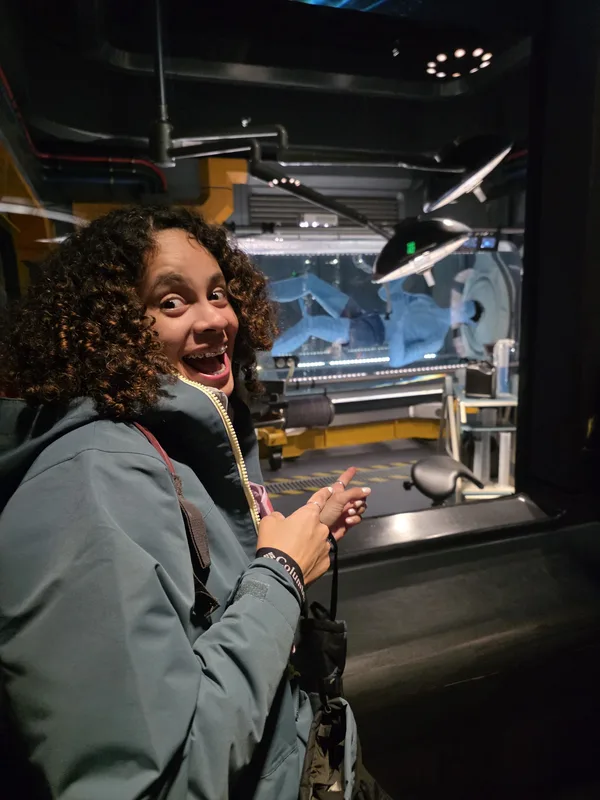 Meryam emocionada en una atracción de Epic Universe