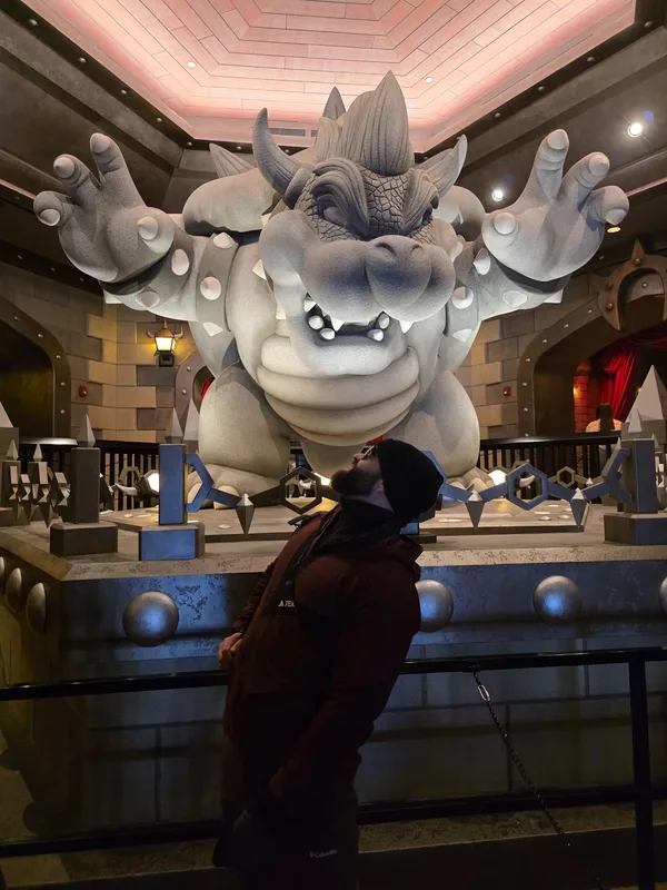 Renzo con la estatua gigante de Bowser en Epic Universe